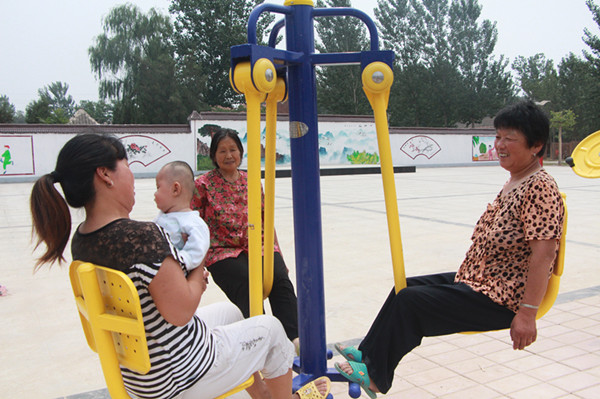 1 在韩屯行政村文化广场，村民们正在锻炼身体。_副本.jpg